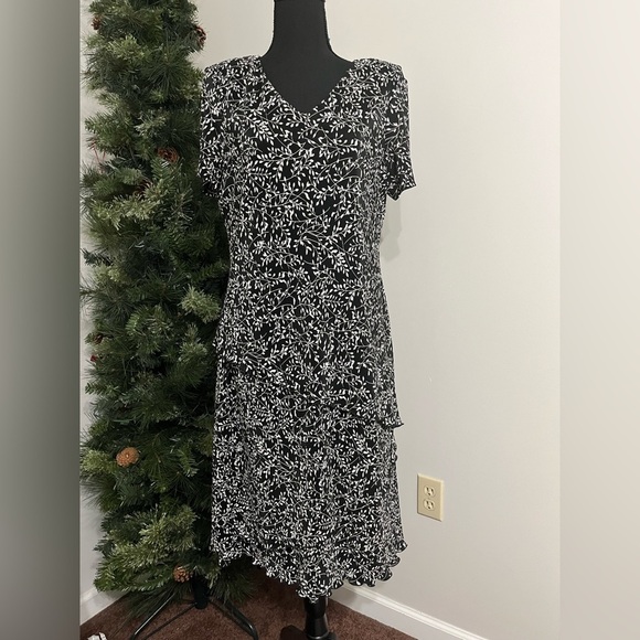 Dressbarn Black and White Flutter Sleeve Sheath Dress Size 14 - Picture 1 of 6